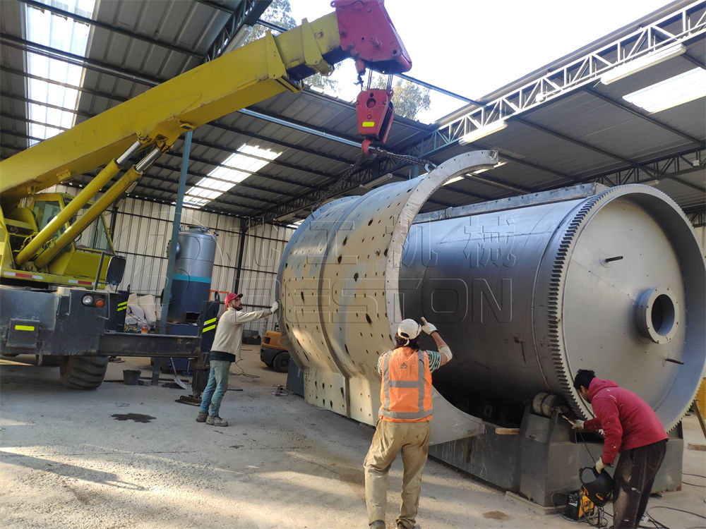 智利16噸廢舊輪胎煉油設(shè)備安裝現(xiàn)場第2張